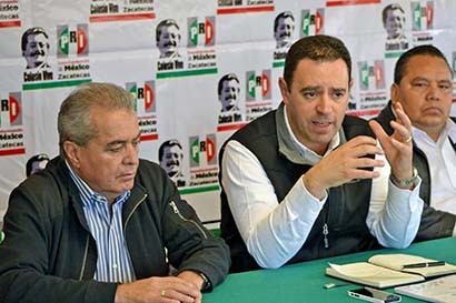 El senador Tello Cristerna, al momento de dar a conocer su nombramiento, junto a José Olvera, dirigente estatal del PRI ■ foto: la jornada zacatecas