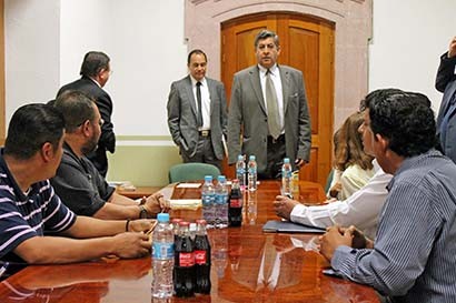 Colonos de Rincón Guadalupano en reunión con el secretario general de Gobierno ■ FOTO: RAFAEL DE SANTIAGO
