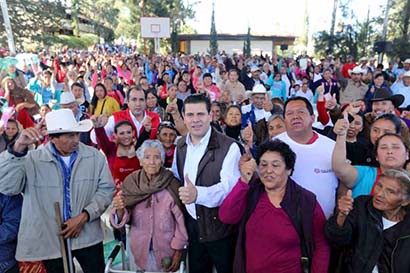 Aspecto de la reunión de Miguel Alonso con habitantes del semidesierto zacatecano ■ FOTO: LA JORNADA ZACATECAS