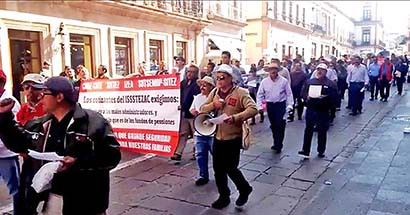 En la protesta participaron agremiados de varios sindicatos como el Sittez, la disidencia de la sección 58 del SNTE, entre otros ■ FOTO: LA JORNADA ZACATECAS