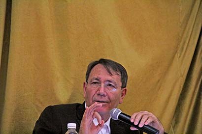 Sigifredo Noriega Barceló, durante su conferencia en la Benemérita Escuela Normal Manuel Ávila Camacho ■ foto: andrés sánchez