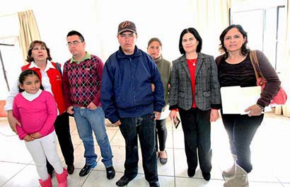 Lucía Alonso, presidenta honorífica del SEDIF (segunda a la derecha) en compañía de los jóvenes beneficiarios y sus familiares ■ FOTO: LA JORNADA ZACATECAS