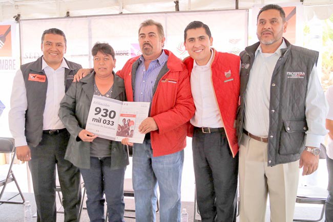 Funcionarios de diferentes organismos públicos entregaron la primera ministración del año a pobladores del medio rural capitalino ■ foto: LA JORNADA ZACATECAS