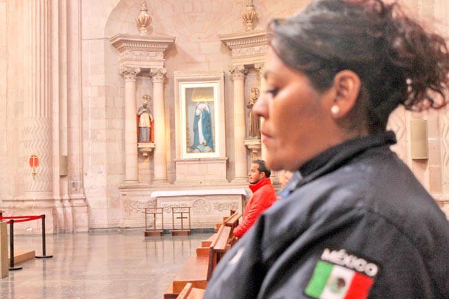 Autoridades afirman que a los agentes femeninos se les asignan tareas con respeto a los derechos humanos. Una oficial asiste a celebración religiosa a la catedral ■ foto: rafael de santiago