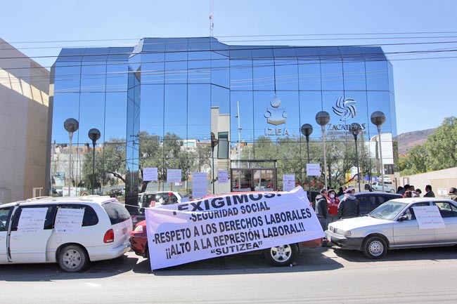 Aspecto de la manifestación de trabajadores del IZEA en las instalaciones de esa dependencia ■ foto: ernesto moreno