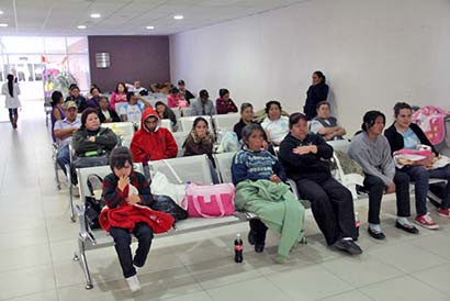 Sala de espera de uno de los hospitales a cargo de los Servicios de Salud ■ foto: MIGUEL áNGEL NúÑEZ