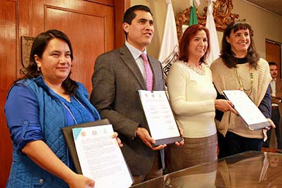 Autoridades del ayuntamiento y universitarias al momento de la firma de acuerdos ■ foto: rafael de santiago