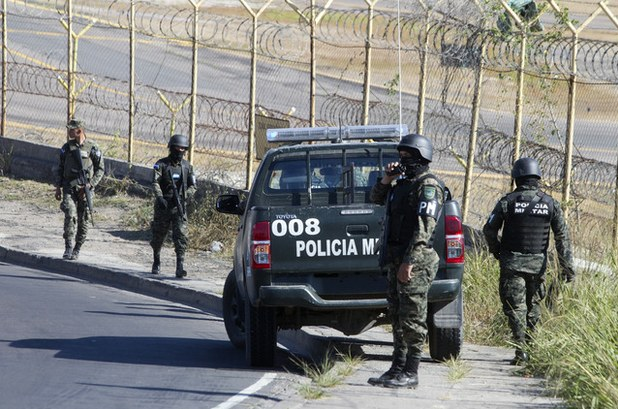 Elementos de seguridad montan guardia frente a la base militar Hernán Acosta Mejía, en Tegucigalpa. Foto Xinhua