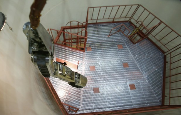 El robot transmitirá imágenes en directo, así como los niveles de temperatura y radiación, a una estación de control fuera del edificio dañado. Foto Ap