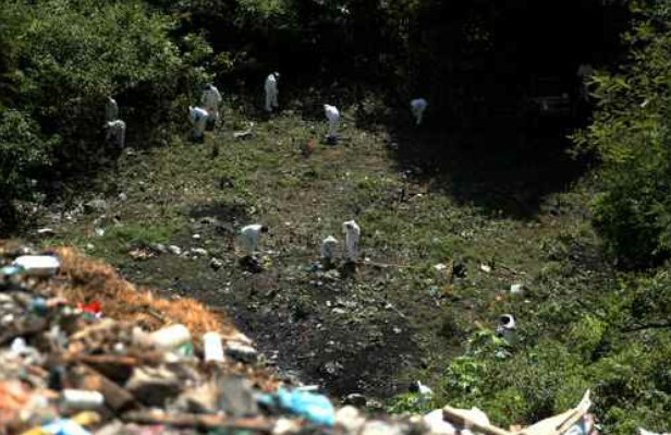 Peritos forenses, durante los trabajos en el basurero de Cocula, Guerrero. Foto Jesús Villaseca /Archivo
