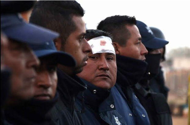 Cinco policías en paro resultaron lesionados –uno con un balazo en la pierna– en la incursión de policías federales en el cuartel de Santa María Coyotepec. Foto Jorge A. Pérez Alfonso
