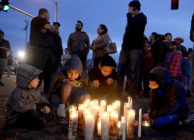 Residentes de Pasco, durante una vigilia en memoria de Antonio Zambrano, quien murió por balazos de la policía el martes pasado. Foto Ap