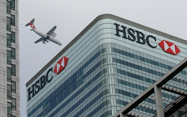 Un avión suizo se observa sobre un edificio de HSBC en Londres. Foto Reuters