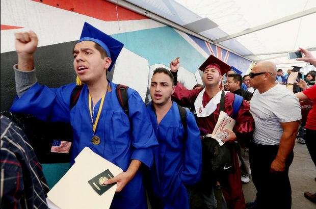 Grupo de 'dreamers' llevan bajo el brazo sus documentos oficiales de escuelas de California, para comprobar que hicieron su vida estudiantil en EU. Esto, en marzo de 2014. Foto: Reuters