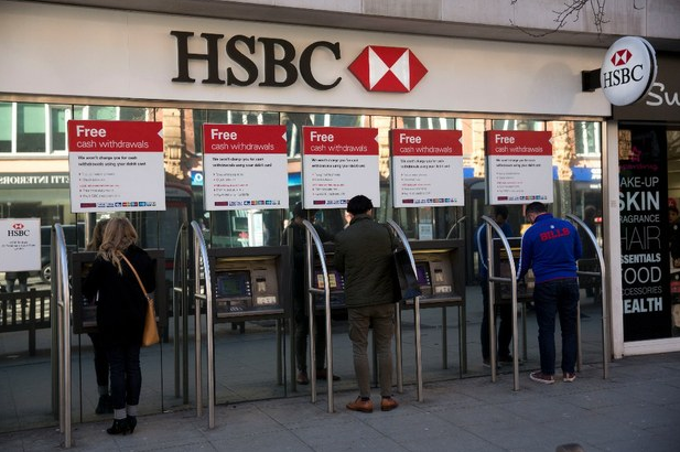 Cajeros automáticos de HSBC en Londres. Foto Ap