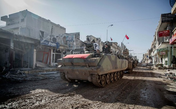 Tanques turcos regresan de una operación militar el pasado 22 de febrero, luego que irrumpieron en Siria para rescatar a 40 soldados rodeados por militantes del Estado Islámico. Foto Reuters