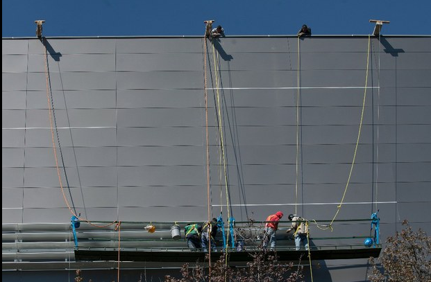 En la imagen, trabajadores arreglan los vidrios de un edificio en avenida Universidad, en la ciudad de México. Foto Cristina Rodríguez