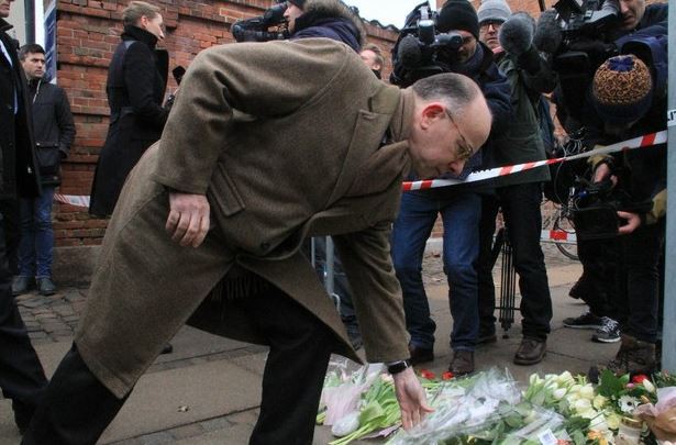 El ministro francés del Interior, Bernard Cazeneuve, coloca este domingo una ofrenda floral frente al centro cultural Krudttoenden, en Copenhague, donde un hombre fue asesinado. Foto Xinhua