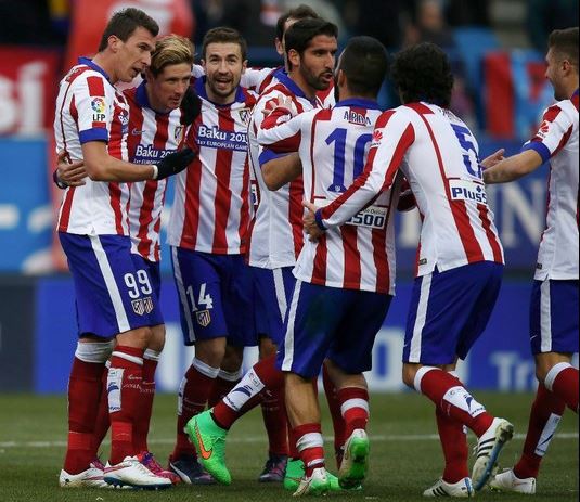 Mario Mandzukic, del Atlético de Madrid, (izquierda) celebra el cuarto gol contra el Real Madrid, este sábado. Foto Reuters
