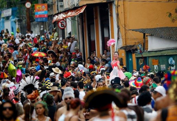 Personas llenan las calles de Río de Janeiro este sábado. Foto Reuters