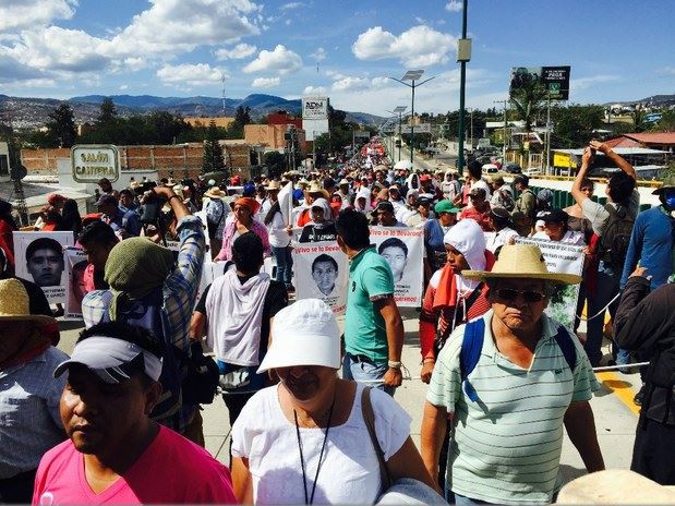 Contingentes encabezados por los padres de familia de los normalistas desaparecidos de Ayotzinapa marchan por la Autopista del Sol para pedir la presentación con vida de los jóvenes. Foto: La Jornada