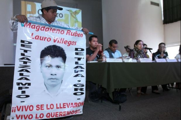 Organizaciones de familiares de desaparecidos, entre ellos los padres de los estudiantes de Ayotzinapa, en conferencia de prensa el 3 de febrero. Foto: La Jornada