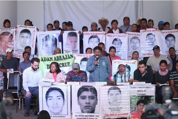 Conferencia de prensa ofrecida por los padres de los normalistas desaparecidos. Foto: La Jornada
