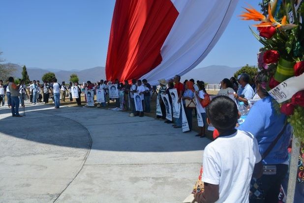 Padres de familia y normalistas marcharon rumbo al asta bandera de Iguala en contra de los gobiernos estatal y federal y para exigir justicia por los estudiantes desaparecidos. Foto: La Jornada