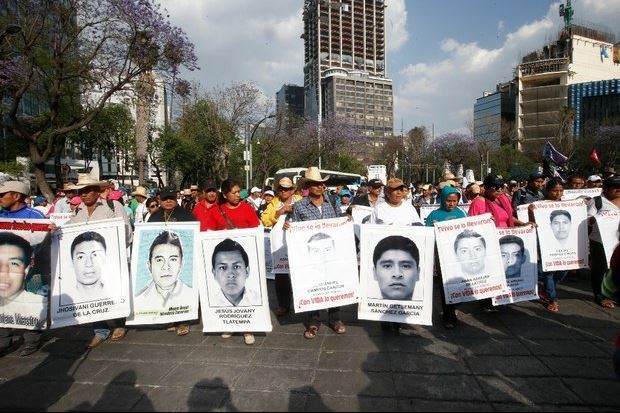 Familiares de los normalistas desaparecidos de Ayotzinapa marcharon el jueves 26 de febrero, a cinco meses de los hechos violentos ocurridos en Iguala. Foto La Jornada