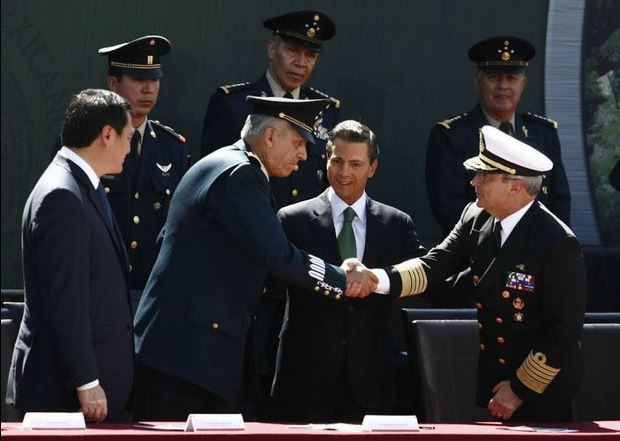 Los secretarios de Gobernación; Miguel Ángel Osorio Chong, de Defensa, Salvador Cienfuegos; y de Marina, Vidal Francisco Soberón, junto al presidente Enrique Peña Nieto durante la ceremonia del 102 aniversario de la Marcha de la Lealtad. Foto: La Jornada