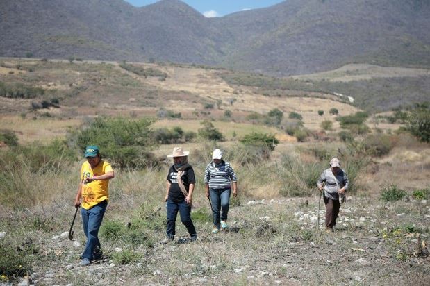 Integrantes de la Comisión de Búsqueda de Familiares Desaparecidos en Iguala, mejor conocida como Los otros desaparecidos, en el cerro Gordo. Foto: La Jornada