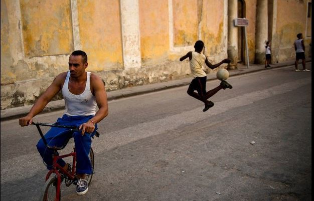 Un niño juega con un balón en calles de La Habana. Foto Ap