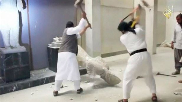 Integrantes del Estado Islámico destruyeron estatuas en el Museo de Mosul, en Irak, según un video publicado en Internet en días pasados. Foto Reuters