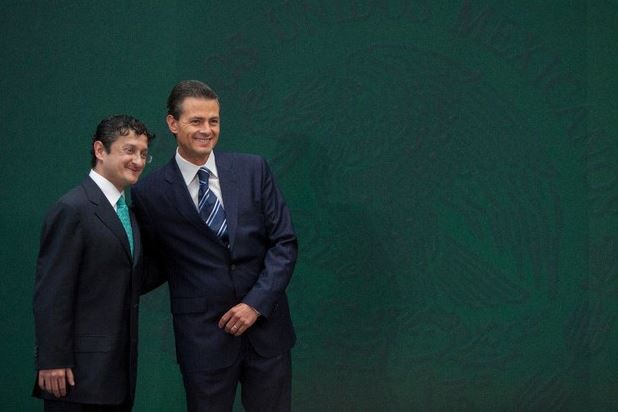 Enrique Peña Nieto y el recién nombrado secretario de la Función Pública, Virgilio Andrade. Foto Cuartoscuro / Moisés Pablo