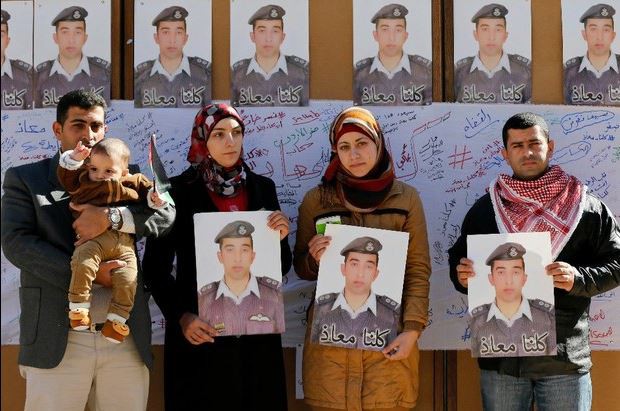 Familiares del piloto jordano Maaz Kassasbeh se manifestaron hoy en la ciudad de Amman para pedir su liberación, antes de conocerse un video en el que presuntamente fue quemado vivo. Foto Reuters