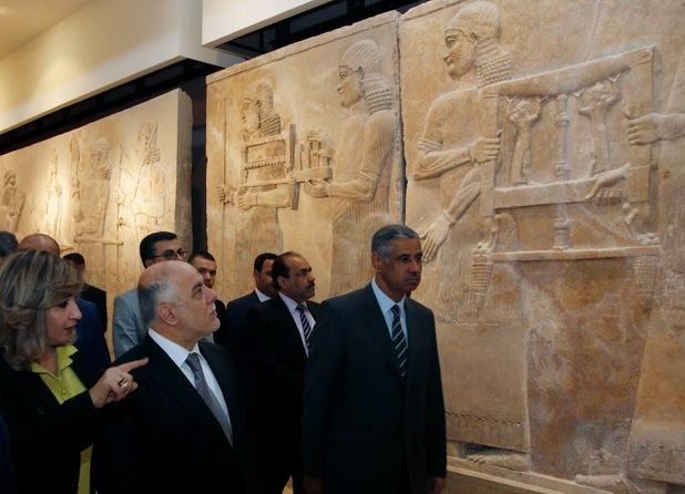 El primer ministro de Irak, Haider Abadi (segundo izquierda) visita el Museo Nacional iraquí, en Bagdad, este sábado. Foto Reuters