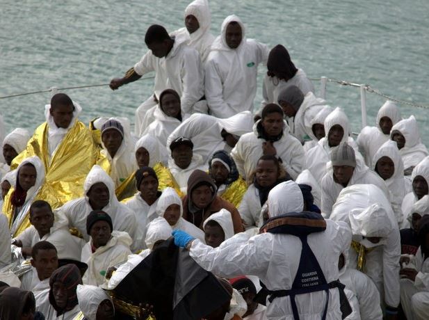 Inmigrantes son rescatados en costas italianas, el 14 de febrero de 2015. Foto Ap