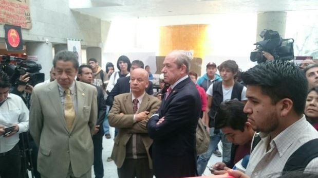 Fernando Fassnacht durante la entrega de la dirección del IPN por parte de alumnos. Foto: La Jornada