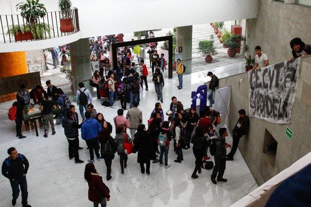 Desde ayer por la tarde las oficinas de la Dirección General del IPN permanecen 'tomadas' por estudiantes. Foto: Cuartoscuro