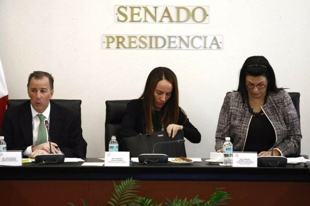 El canciller José Antonio Meade y las senadora Gabriela Cuevas y Marcela Guerra, durante la reunión de la comisión de Relaciones Exteriores. Foto: La Jornada