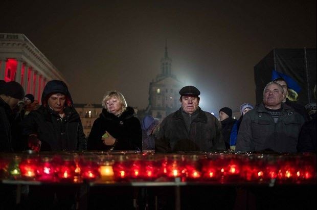 Residentes asisten a una ceremonia para conmemorar el primer aniversario de las protestas masivas contra el gobierno, en la Plaza de la Independencia en Kiev, el 20 de febrero de 2015. Foto Xinhua