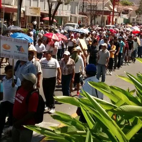 Cientos de profesores marchan en Acapulco por la costera Miguel Alemán para exigir justicia por la muerte del profesor Claudio. Foto: La Jornada