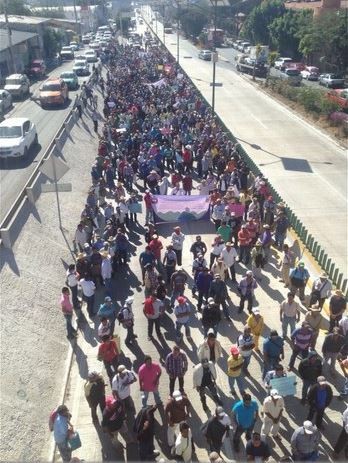 Unos mil 500 habitantes de Quechultenango y Mochitlán marchan sobre la Autopista del Sol México-Acapulco; exigen que se desconozca a la policía comunitaria. Foto: La Jornada