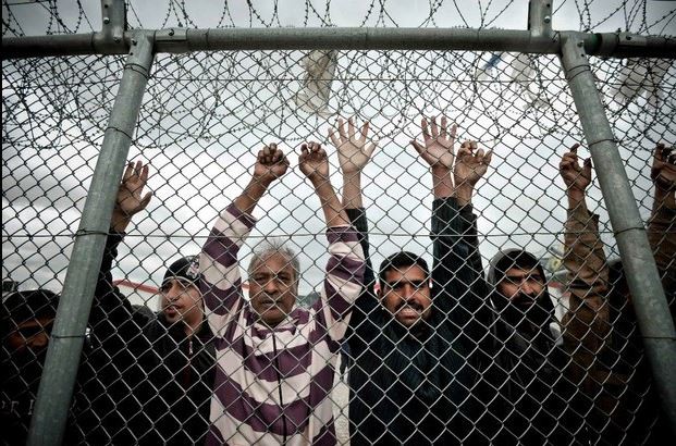 Inmigrantes permanecen en un centro en Grecia, este sábado. Foto Reuters