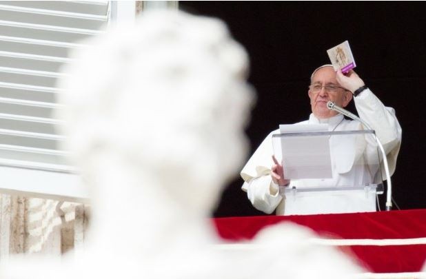 El papa Francisco ayer domingo en la Plaza de San Pedro. Foto Ap