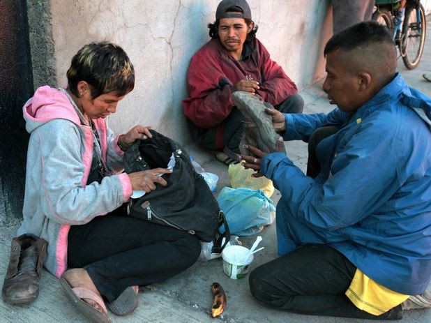 Personas en situación de calle reciben desayuno gratuito que ofrecen religiosas de la iglesia de San José de la Escalera, en el DF. Foto: La Jornada