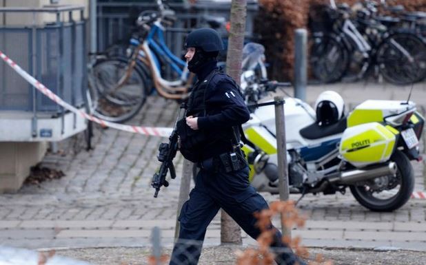 Fuerzas de seguridad fuern desplegadas en Copenhague tras un tiroteo este sábado. Foto Ap