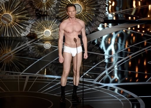 Neil Patrick Harris, conductor de los Premios Óscar, caminó desnudo hacia el escenario en una parodia a una de las escenas de 