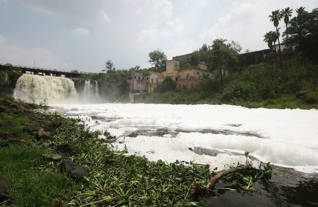 El Salto, Jal. En la presa de El Salto los habitantes de este municipio se bañan y pescan en la salida del agua de la presa pese a la alta contaminación que registra el vaso lacustre. Foto: La Jornada