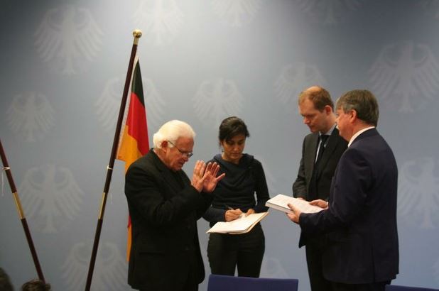 El obispo Raúl Vera entregó en Berlín 7 mil 808 firmas contra la colaboración de seguridad entre Alemania y México. Foto: @RedTDT